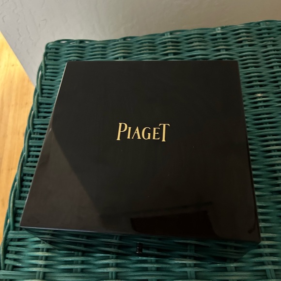 Piaget black laquer watch box. - Picture 8 of 9